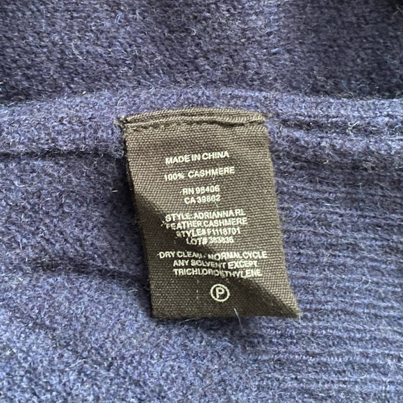 Theory Cashmere V-neck Sweater (XS) - Picture 8 of 8